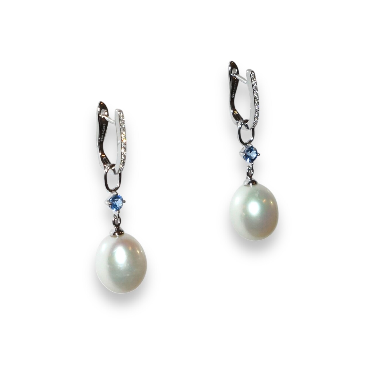 Boucles D’oreilles Or Blanc, Perles Blanches, Saphir Bleus et Diamants