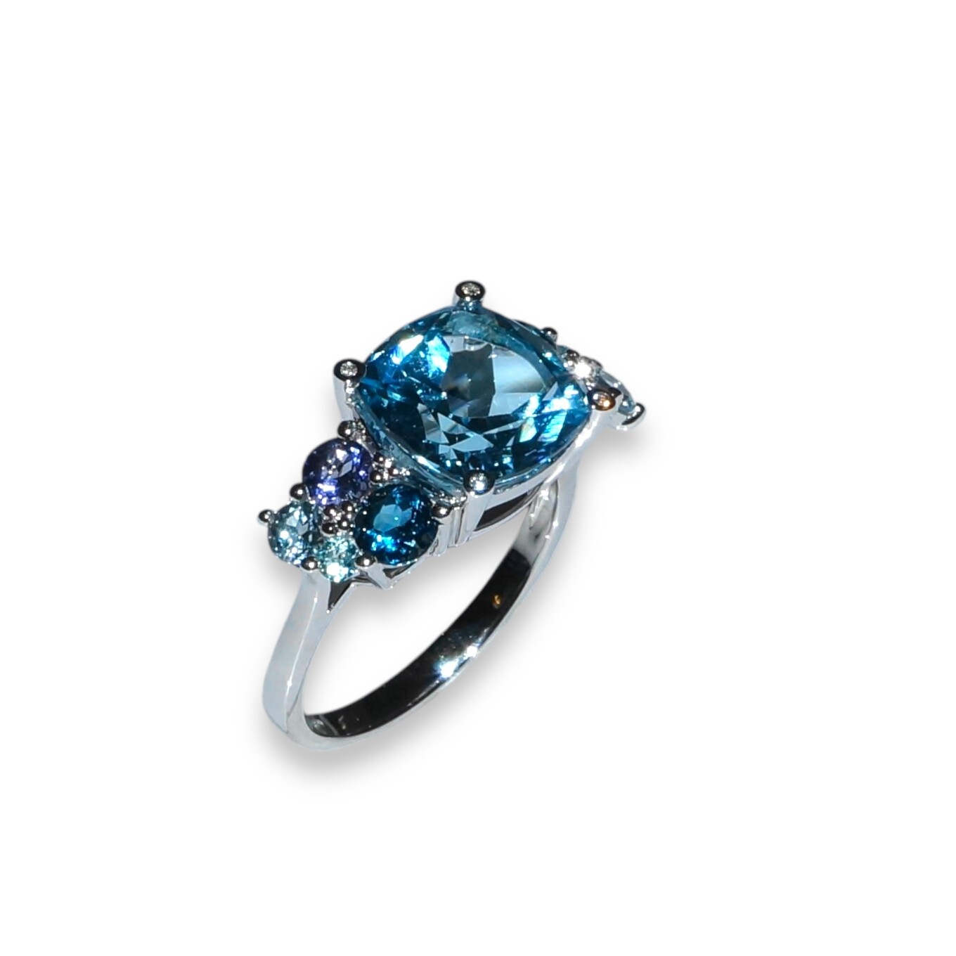 Bague Topaze bleu, Topaze Blue London, Iolite, Apatite et Diamants, Or Blanc