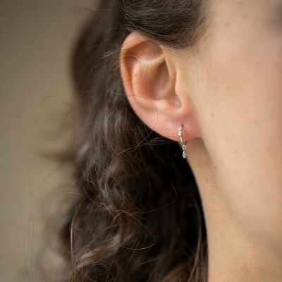 Boucles d'oreilles unité créoles en or blanc serties de diamants et ornées d'un œil pendant