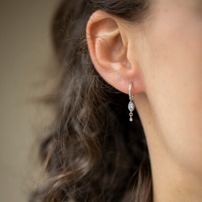 boucle d'oreille simple en or blanc avec pierre de lune marquise et diamant