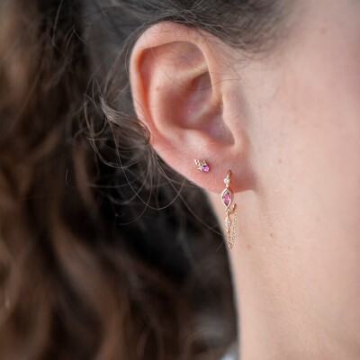 Boucle d'oreille unique en saphir rose
