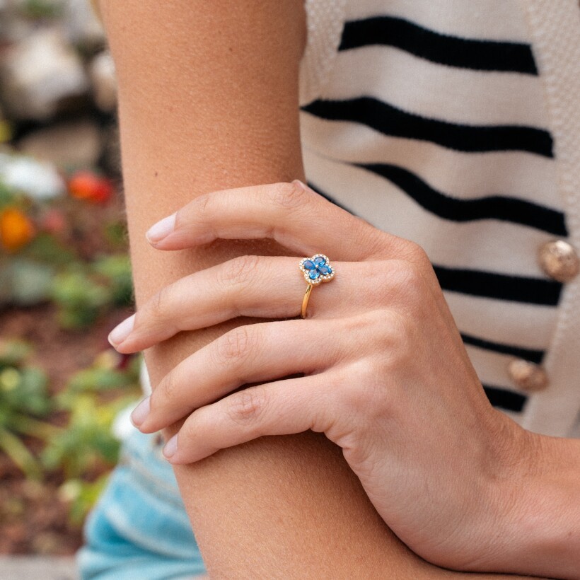 Bague en or jaune, saphirs et diamants