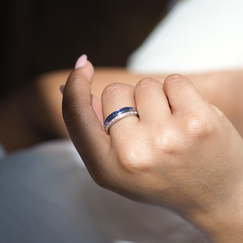 Bague en or blanc et diamants et saphirs