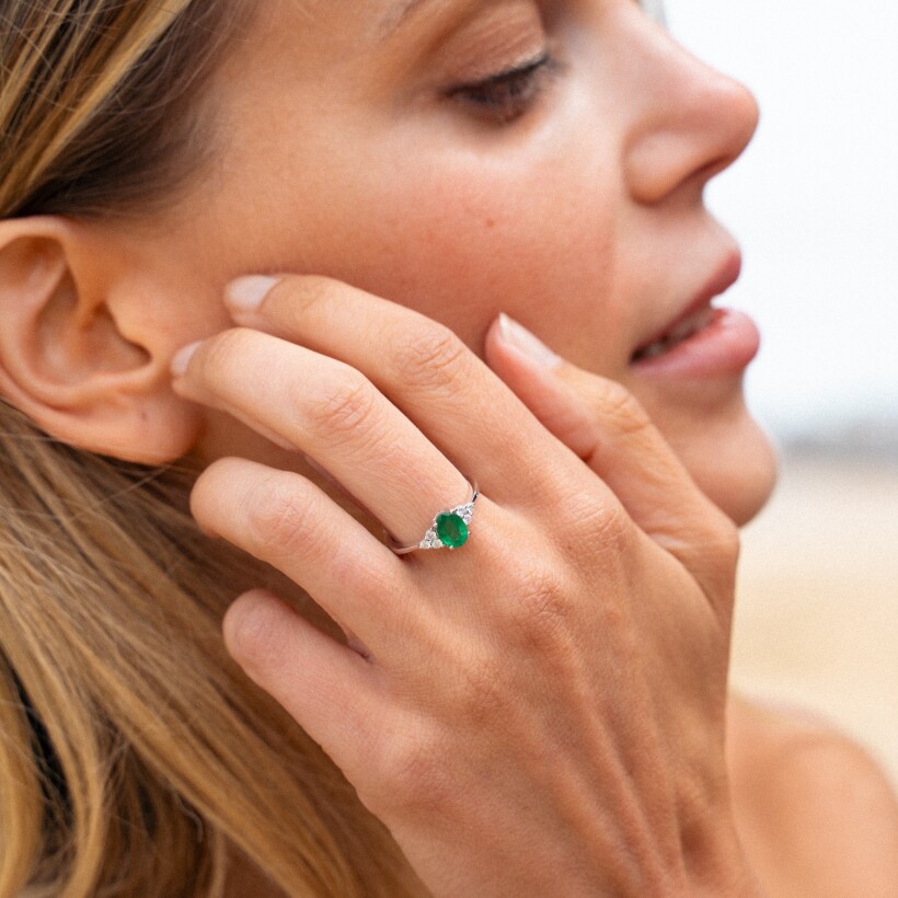 Bague en or blanc, émeraude et diamants