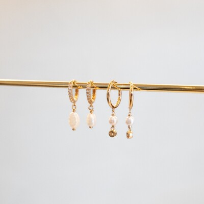 Boucles d'oreille pendantes créoles en plaqué or et perle