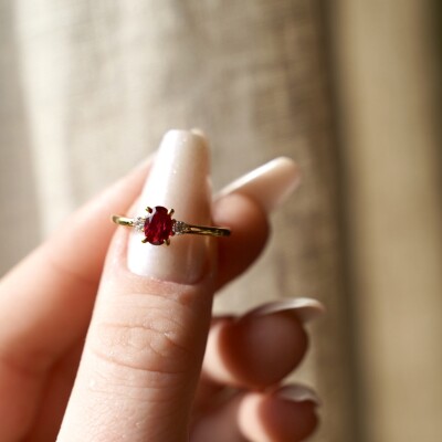 Bague en or jaune, rubis synthétique et diamant de 0.09ct