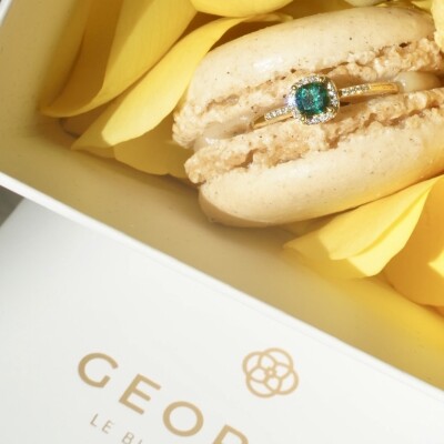 Bague en or jaune, émeraude synthétique et diamants de 0.08ct