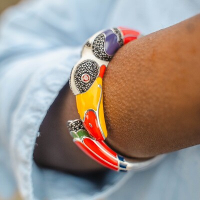 Bracelet jonc Una Storia Toucan en argent laqué