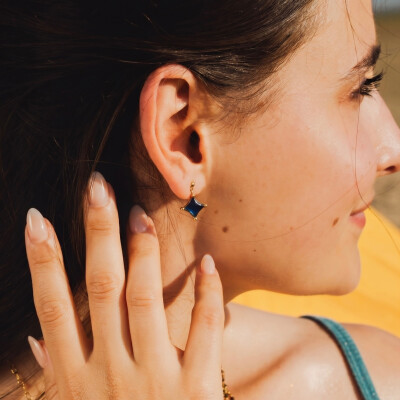 Boucles d'oreilles pendantes Pierre Lannier Nebulia en acier doré et nacre