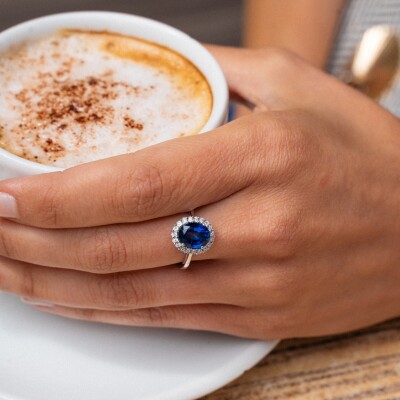 Bague en or blanc, saphir et diamants