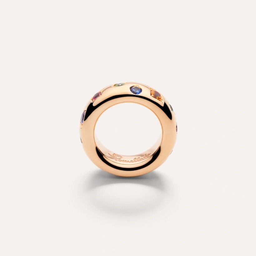 Bague Pomellato Iconica en or rose, saphirs oranges, tourmaline rose, péridot, rubis, zircon bleu, saphir, démantoïde, spinelle rouge, tanzanite et tsavorite