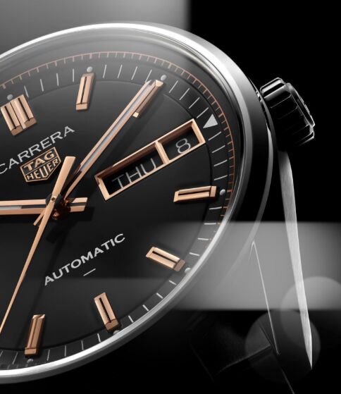montre TAG Heuer Carrera Day-Date, cadran noir et gros plan sur la face de la montre