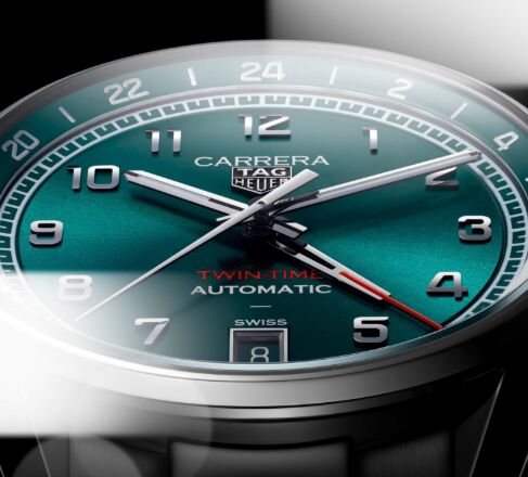 montre TAG Heuer Carrera Twin-Time automatic de face, cadran vert