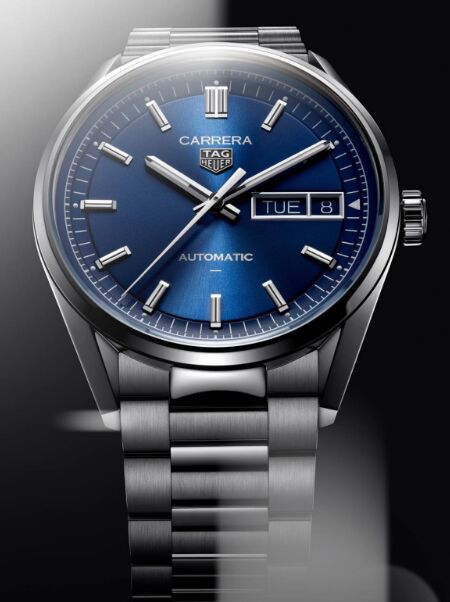 montre TAG Heuer Carrera Day-Date automatic de face avec cadran bleu