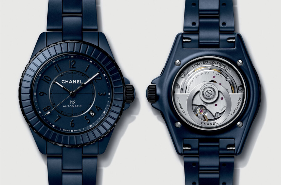 montre Chanel J12 Bleu de 38 mm avec le calibre 12.01 de face et de dos