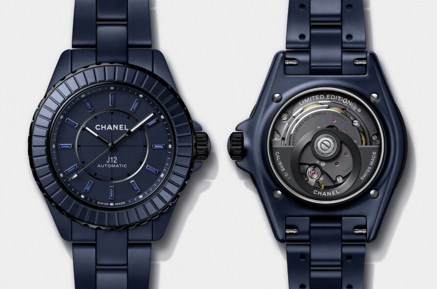 Montre Chanel J12 Bleu avec de saphirs bleus, présentée de dos et de face.
