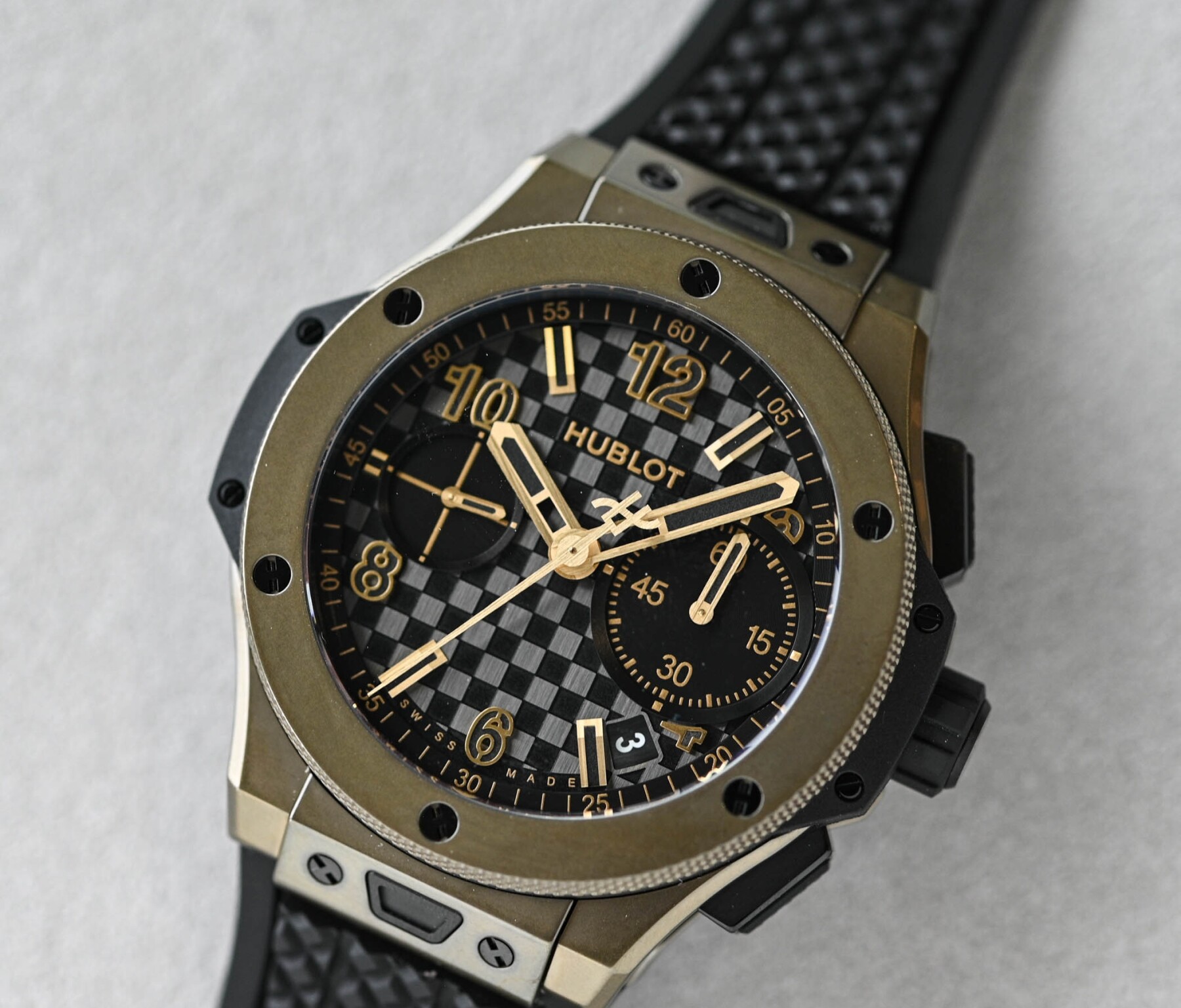 Montre Hublot Bid Bang Magic Gold de face, édition anniversaire