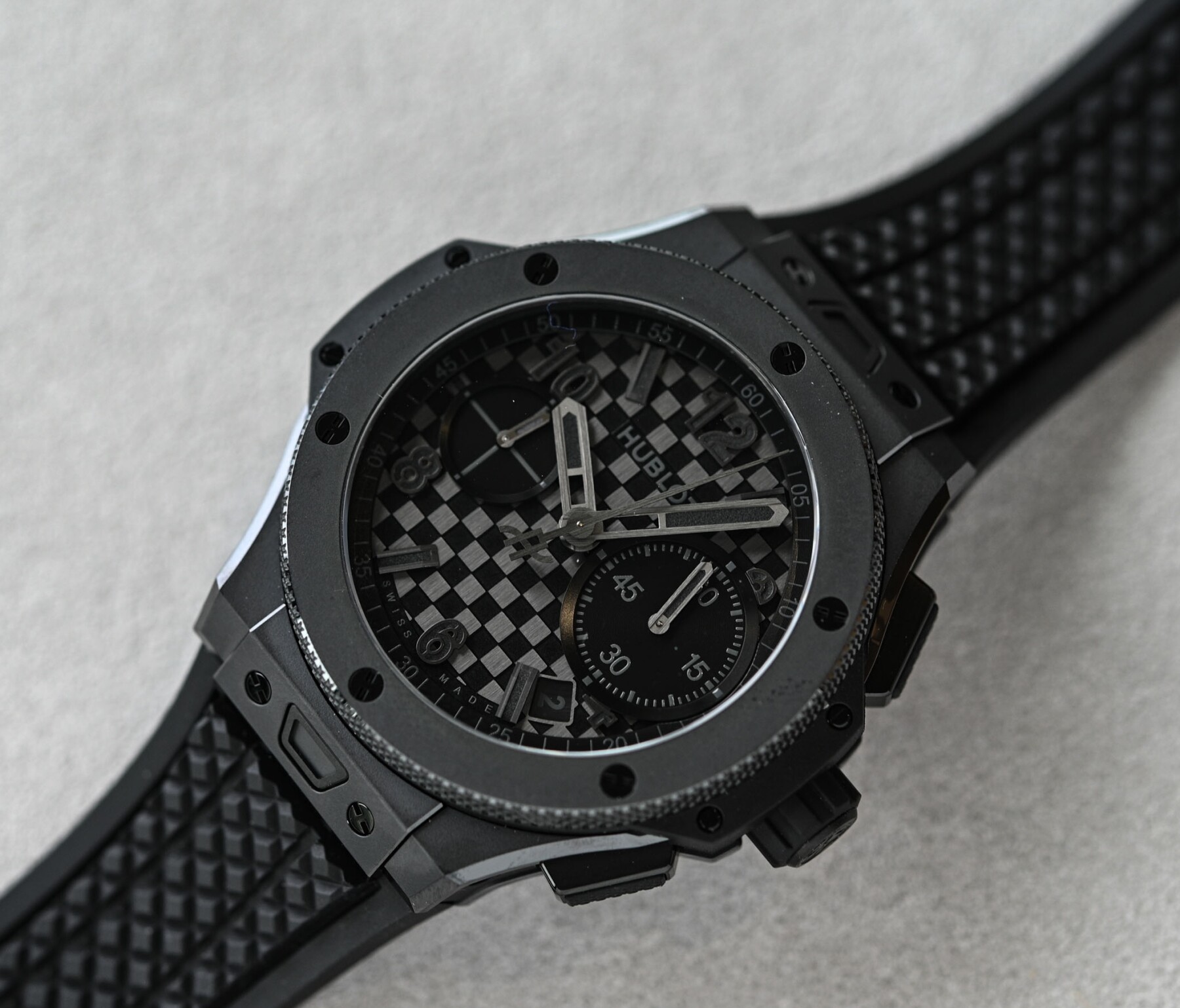 montre Hublot Bid Bang noir mate de face, édition anniversaire