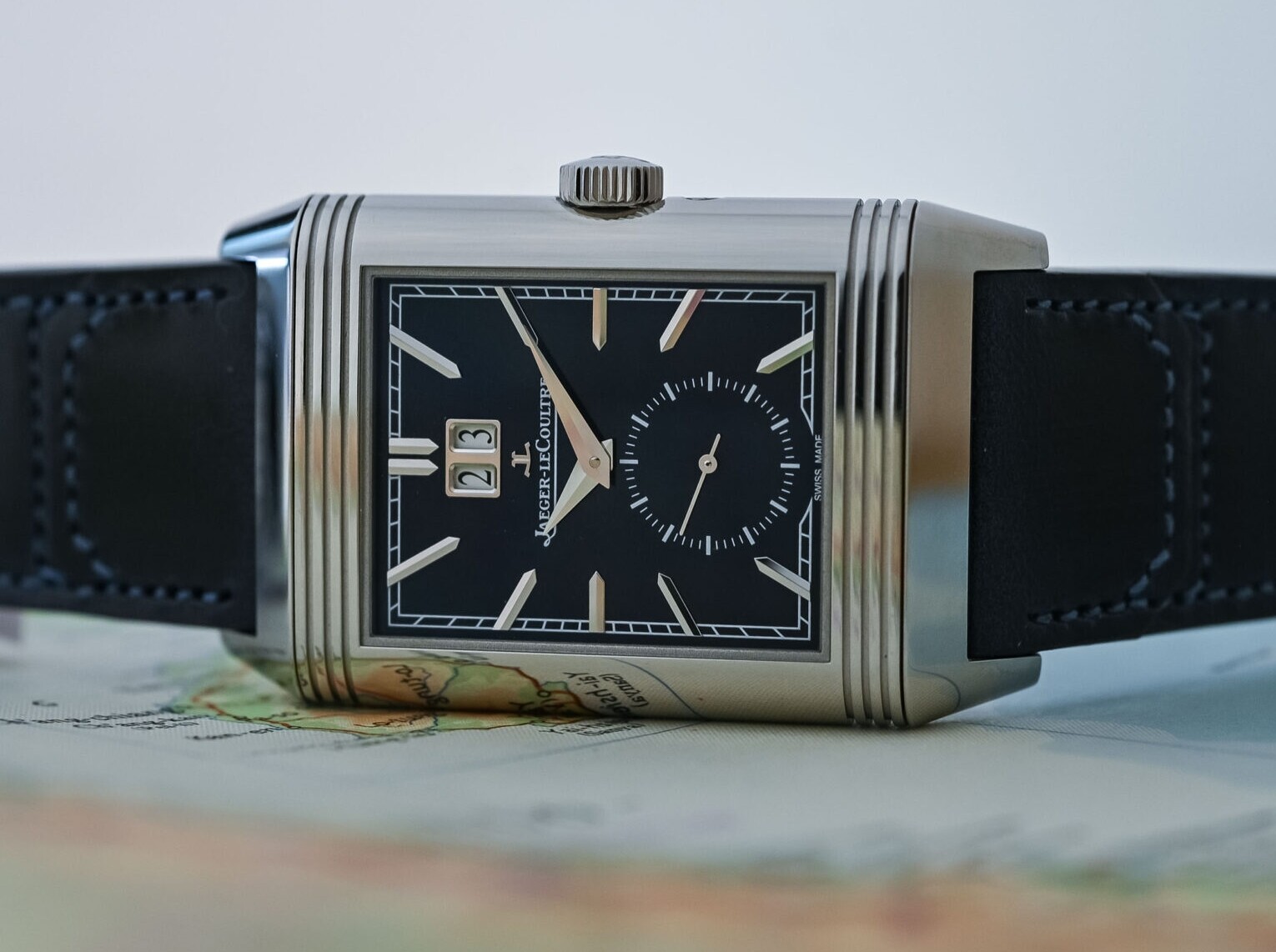 montre Jaeger-LeCoultre Reverso Tribute Geographic sur son profil