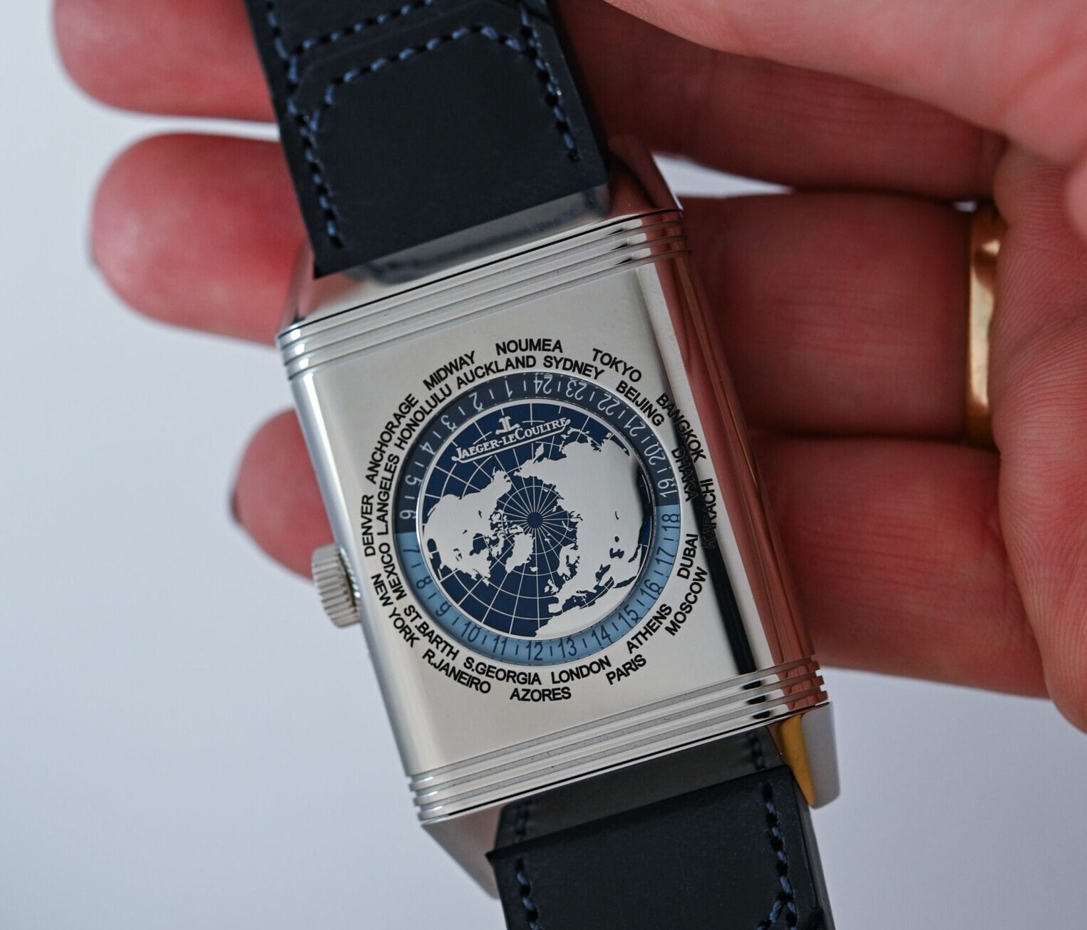 montre Jaeger-LeCoultre Reverso Tribute Geographic de face sur une main