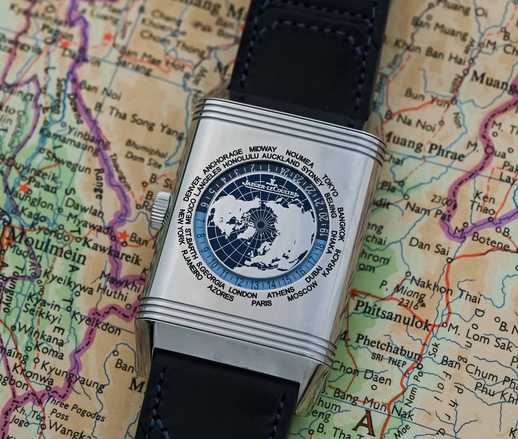 montre Jaeger-LeCoultre Reverso Tribute Geographic den gros plan sur une carte du monde