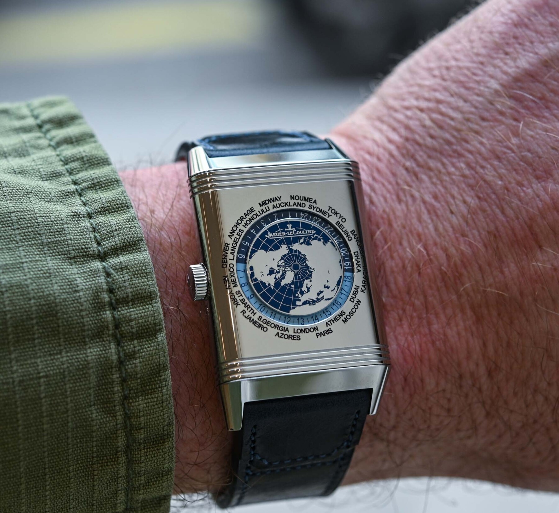 montre Jaeger-LeCoultre Reverso Tribute Geographic portée au poignet