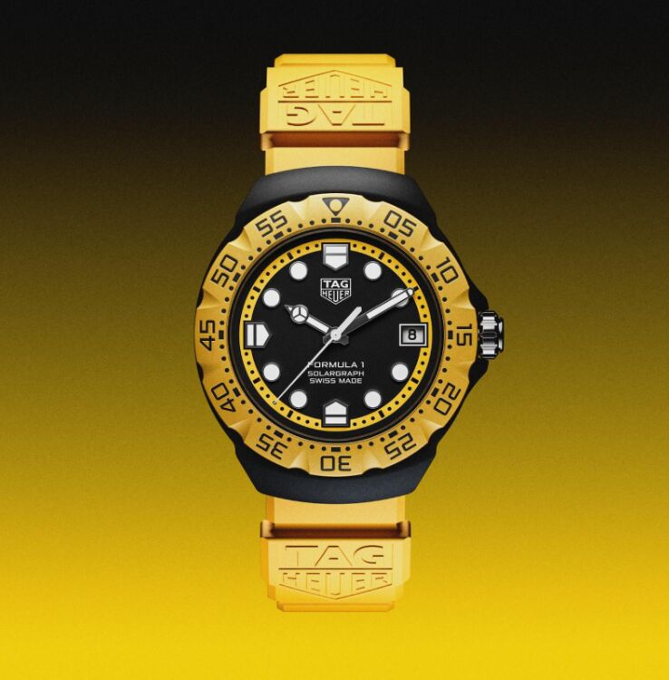montre TAG Heuer Formula 1 Solargraph en jaune, présentée de face