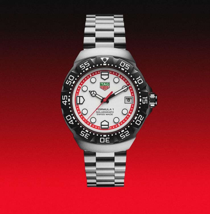 montre TAG Heuer Formula 1 Solargraph en rouge, présentée de face