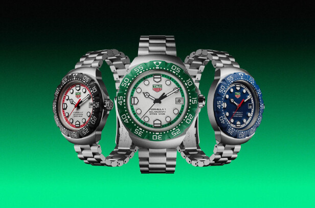 Trois montres TAG Heuer Formula 1 Solargraph en trois coloris de cadran différents, présentées de face sur fond vert
