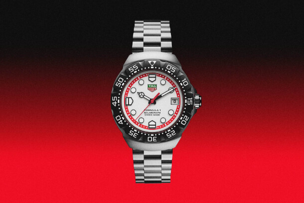 Montre TAG Heuer Formula 1 Solargraph sur fond rouge, présentée de face