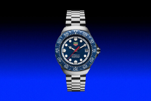 Montre TAG Heuer Formula 1 Solargraph sur fond bleu foncé, présentée de face