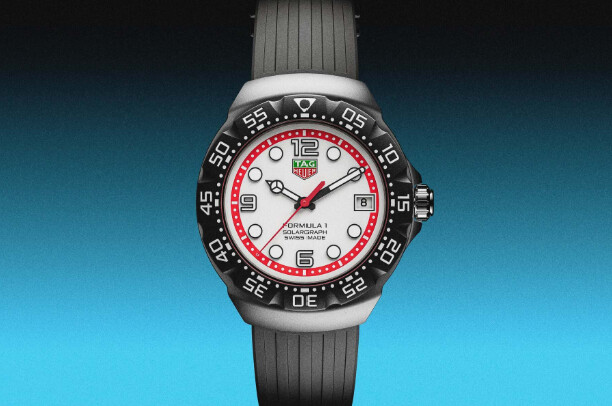 Montre TAG Heuer Formula 1 Solargraph sur fond bleu clair, présentée de face