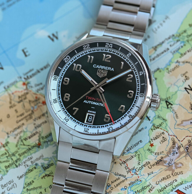 Montre TAG Heuer Carrera Day Date vue de face sur une carte