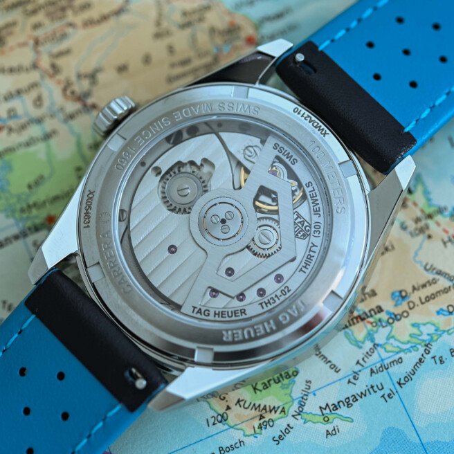 Montre TAG Heuer Carrera Day Date vue de face sur une carte