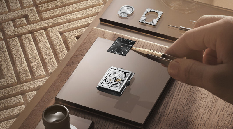 Montage à la main du cadran de la montre Jaeger-LeCoultre Reverso Tribute Duoface Small Seconds, vu de côté