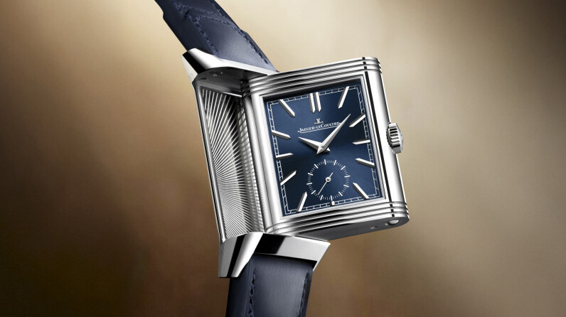 Montre Jaeger-LeCoultre Reverso Tribute Duoface Small Seconds vue de face avec le boitier pivoté