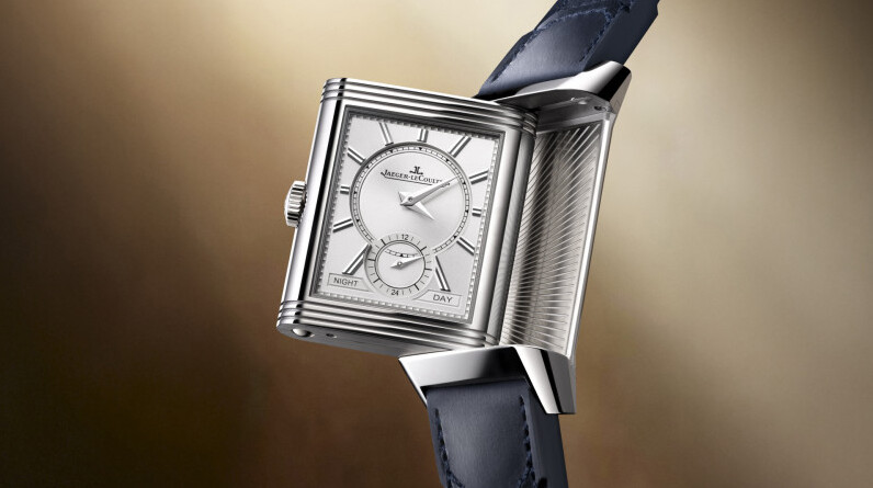 Montre Jaeger-LeCoultre Reverso Tribute Duoface Small Seconds vue de face avec le boitier pivoté