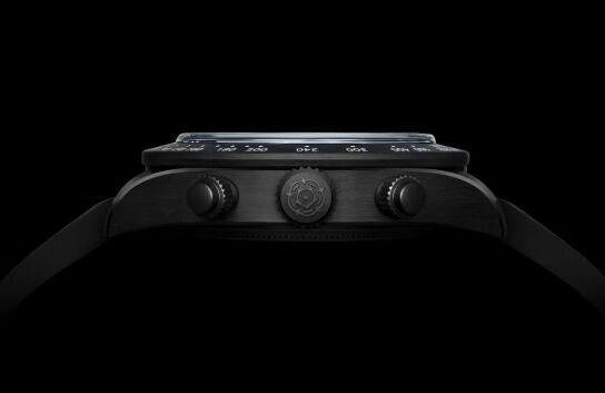 Montre TUDOR black bay chrono carbon 25 en édition limité taillée pour la course de profil sur fond noir