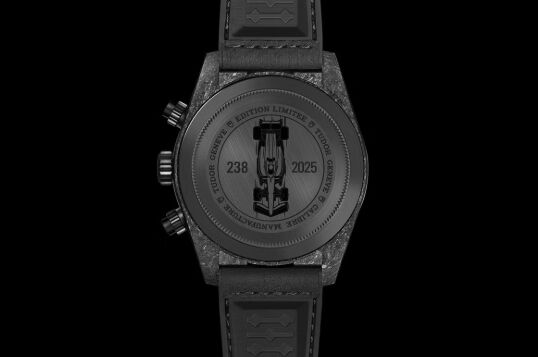 Montre TUDOR black bay chrono carbon 25 en édition limité taillée pour la course de dos sur fond noir