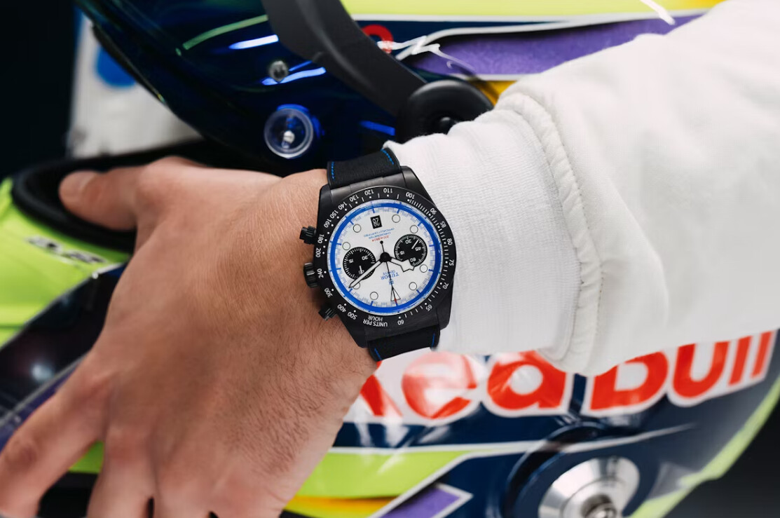 Montre TUDOR black bay chrono carbon 25 en édition limité taillée pour la course au poignet d'un homme tenant un casque