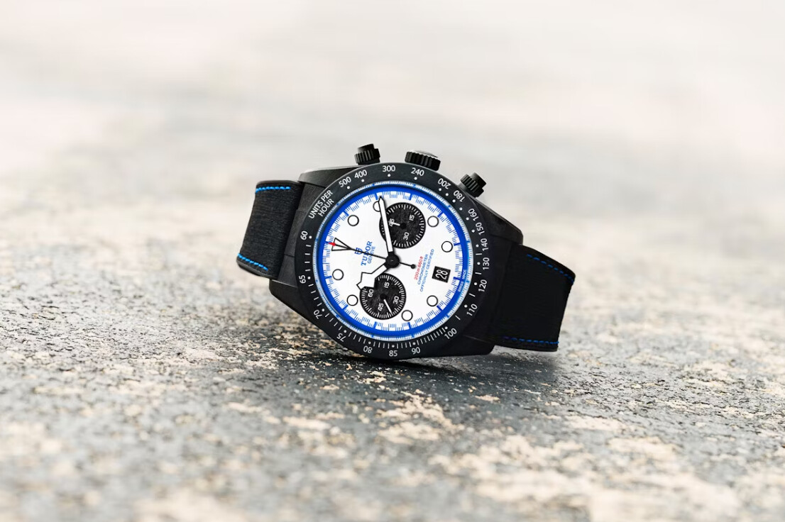 Montre TUDOR black bay chrono carbon 25 en édition limité taillée pour la course couché sur le sol