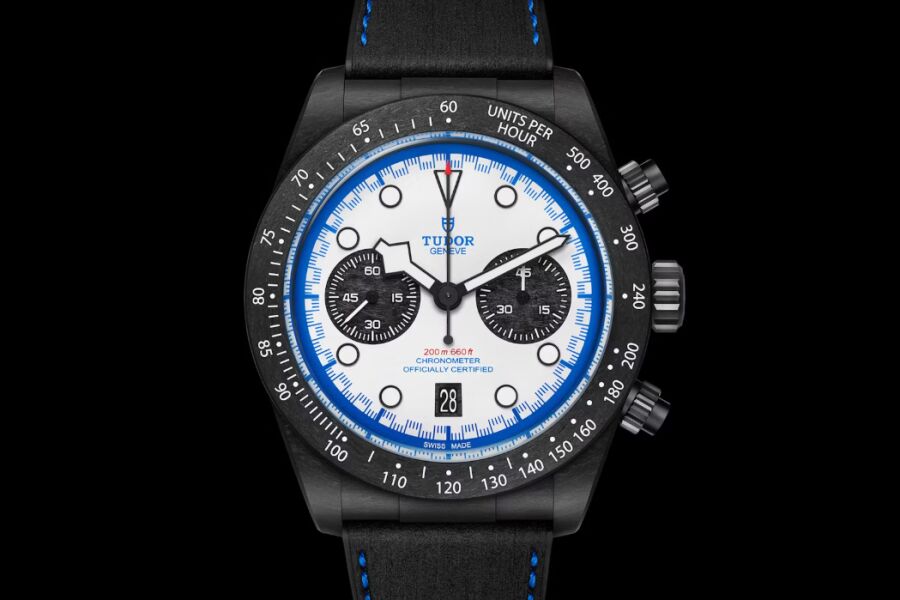 Montre TUDOR black bay chrono carbon 25 en édition limité taillée pour la course de face sur un fond noir