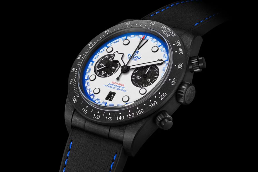 Montre TUDOR black bay chrono carbon 25 en édition limité taillée pour la course présentée en biais sur un fond noir