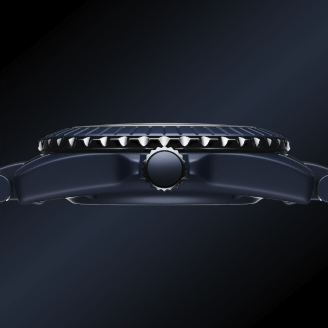 Montre CHANEL J12 Bleu vue de profil sur fond noir