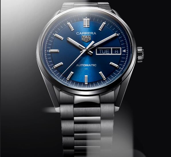 Montre TAG Heuer Carrera Date GMT de face et cadran bleu