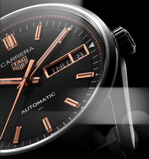 Montre TAG Heuer Carrera Date GMT de face et cadran noir