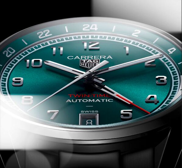 Montre TAG Heuer Carrera Date Twin-Time de face et cadran vert bleu