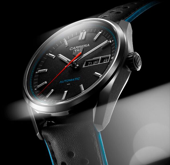 Montre TAG Heuer Carrera Date GMT de biais et cadran noir