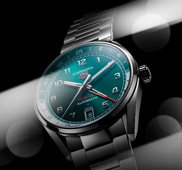 Montre TAG Heuer Carrera Date Twin-Time de biais et cadran bleu vert