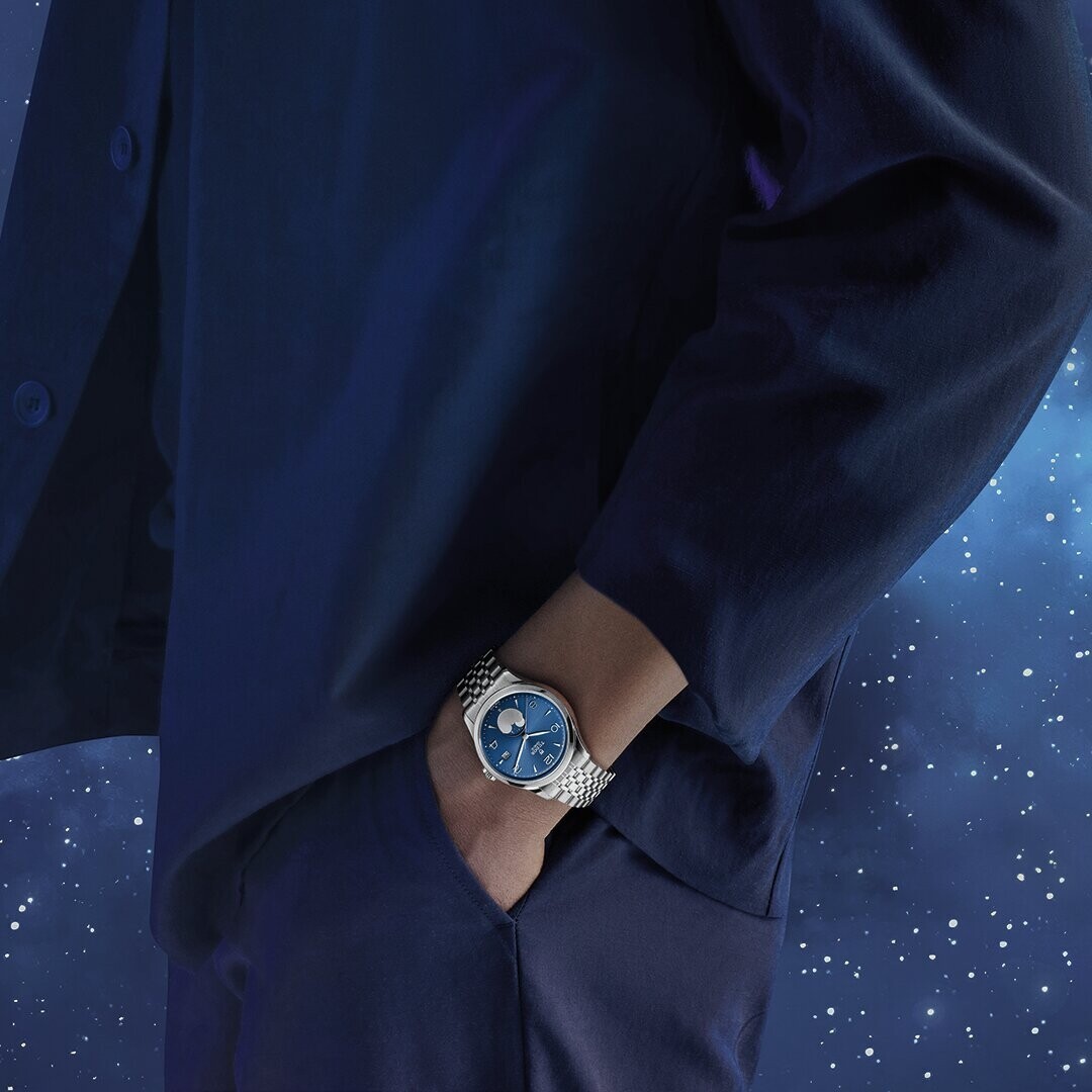 Nouvelle montre TUDOR 1926 Luna couleur bleue au poignet